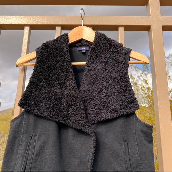 ⬇️Gap Ladies Vest W/Imitation Fur Size M Black Snap On Front Two Pockets - Picture 6 of 10